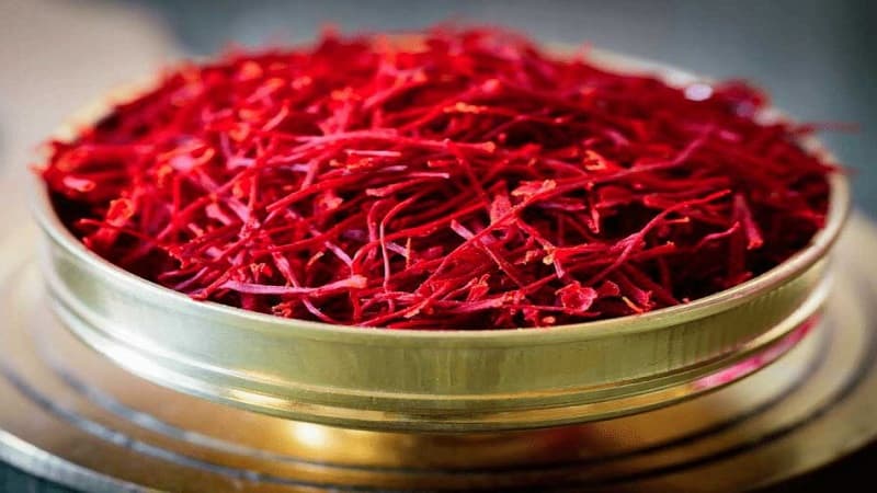 Golden Glow: A Guide to Choosing Premium Saffron for Radiant Skin